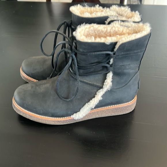 UGG Women's Luisa Water Resistant Leather Boots. Fantastic condition!!! - Picture 1 of 7